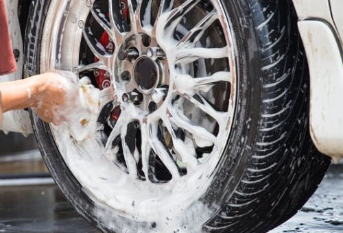 detailer-cleaning-polished-mag-wheel-rim